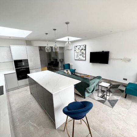 3 Cosy Homes Walking Distance To Mall With Parking Available To Book Separately 3 Bed House Or 1 Bed Apartment Or Studio Londres Exterior foto