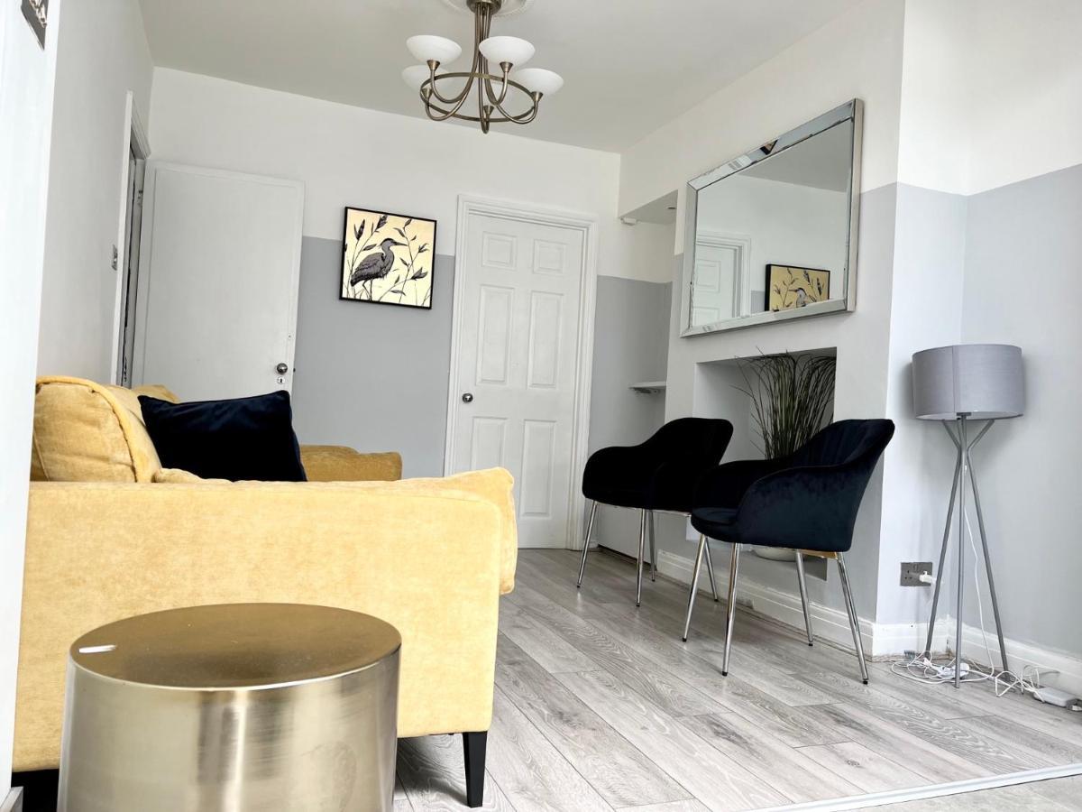 3 Cosy Homes Walking Distance To Mall With Parking Available To Book Separately 3 Bed House Or 1 Bed Apartment Or Studio Londres Exterior foto