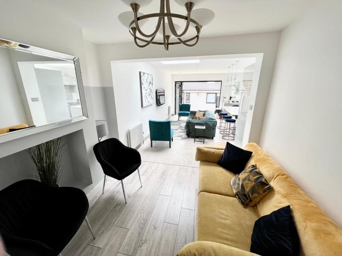 3 Cosy Homes Walking Distance To Mall With Parking Available To Book Separately 3 Bed House Or 1 Bed Apartment Or Studio Londres Exterior foto