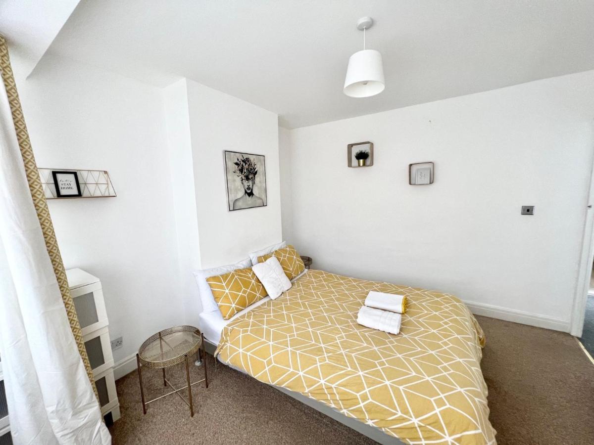 3 Cosy Homes Walking Distance To Mall With Parking Available To Book Separately 3 Bed House Or 1 Bed Apartment Or Studio Londres Exterior foto