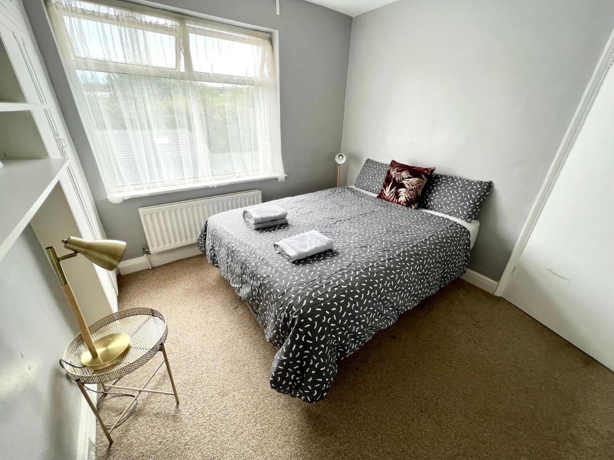3 Cosy Homes Walking Distance To Mall With Parking Available To Book Separately 3 Bed House Or 1 Bed Apartment Or Studio Londres Exterior foto