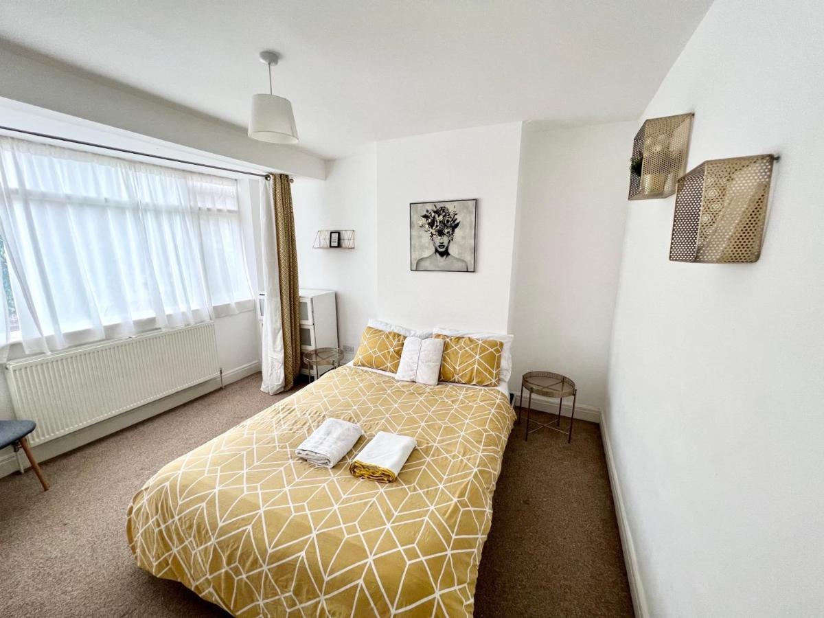 3 Cosy Homes Walking Distance To Mall With Parking Available To Book Separately 3 Bed House Or 1 Bed Apartment Or Studio Londres Exterior foto