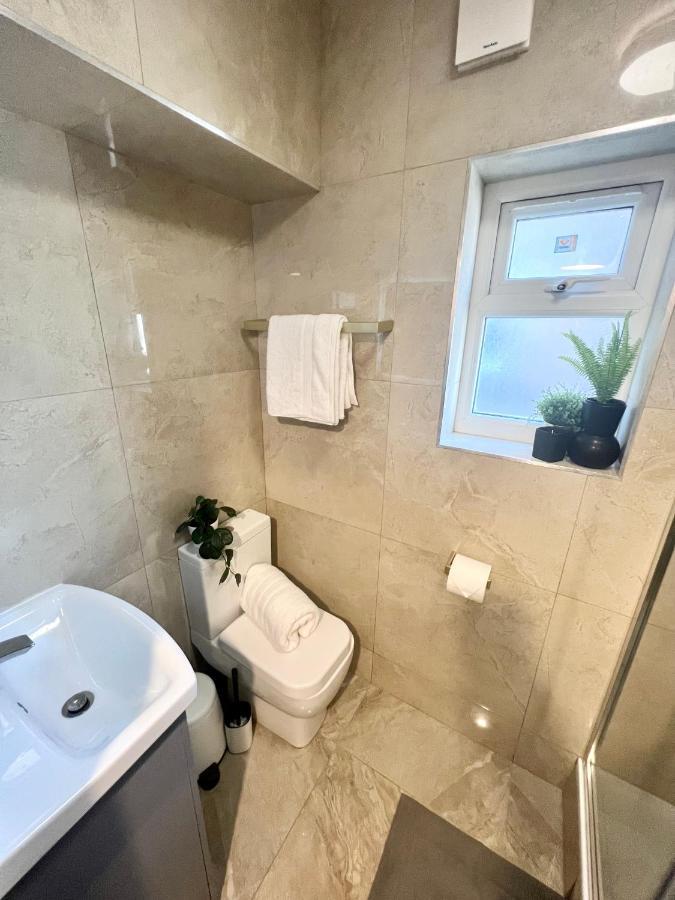 3 Cosy Homes Walking Distance To Mall With Parking Available To Book Separately 3 Bed House Or 1 Bed Apartment Or Studio Londres Exterior foto