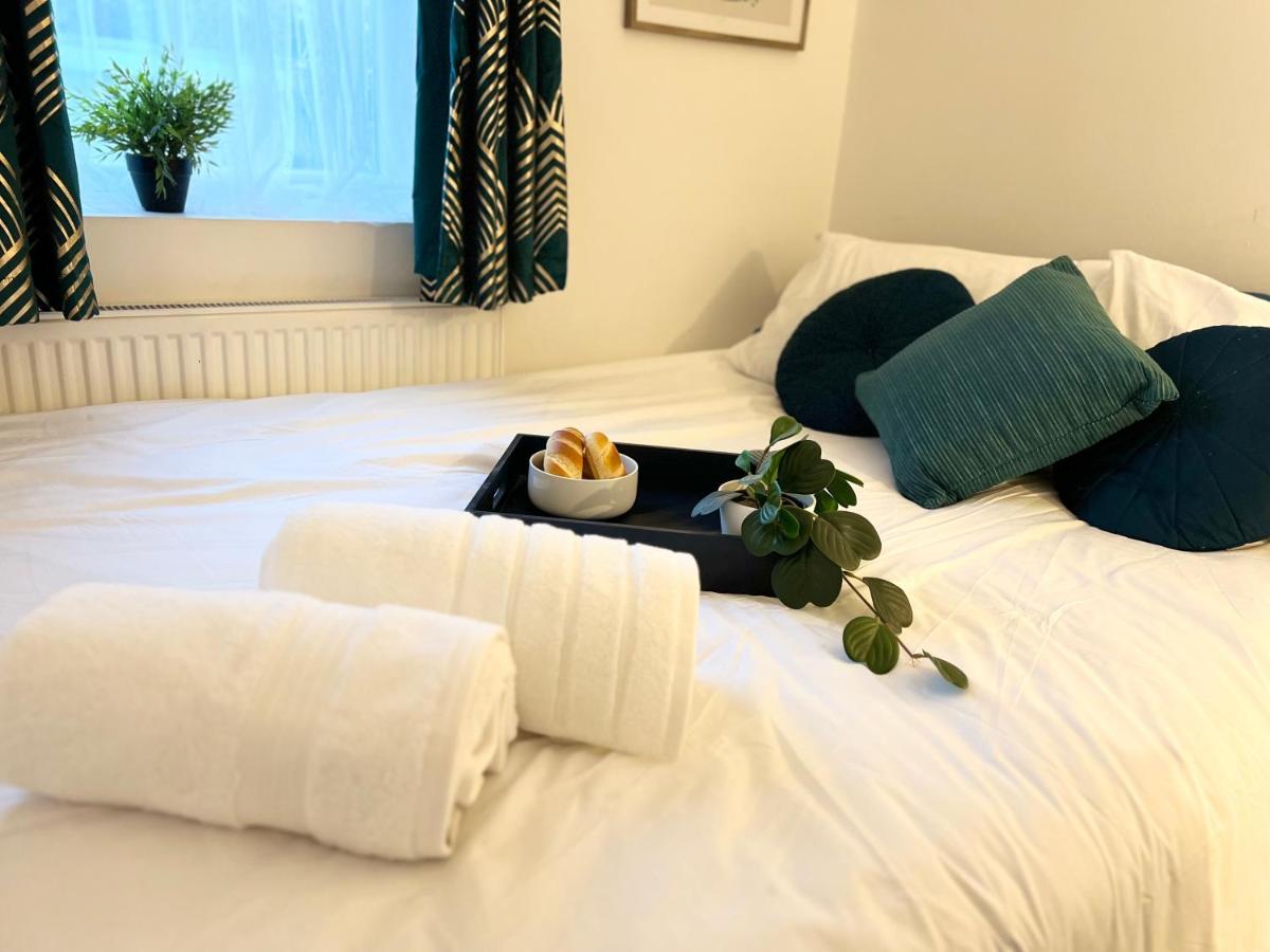 3 Cosy Homes Walking Distance To Mall With Parking Available To Book Separately 3 Bed House Or 1 Bed Apartment Or Studio Londres Exterior foto