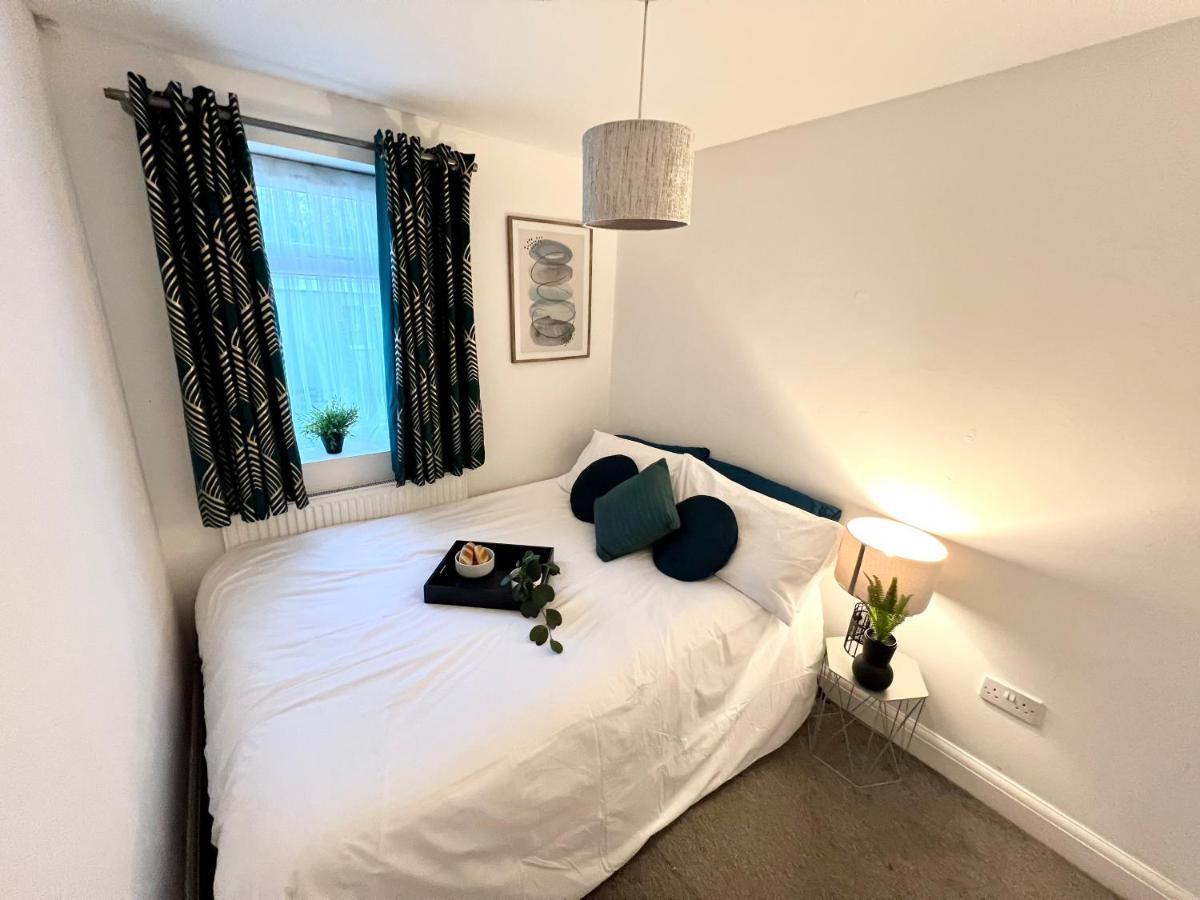 3 Cosy Homes Walking Distance To Mall With Parking Available To Book Separately 3 Bed House Or 1 Bed Apartment Or Studio Londres Exterior foto
