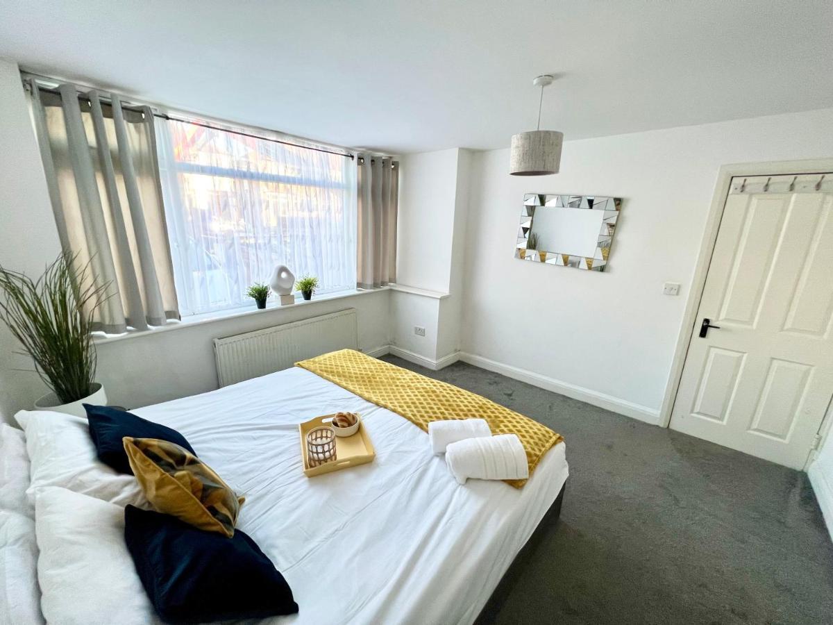 3 Cosy Homes Walking Distance To Mall With Parking Available To Book Separately 3 Bed House Or 1 Bed Apartment Or Studio Londres Exterior foto