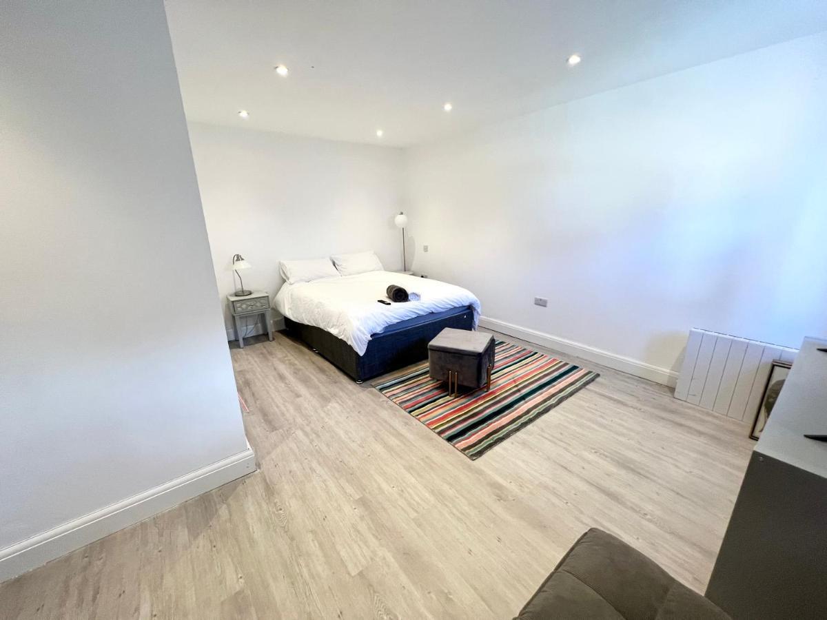 3 Cosy Homes Walking Distance To Mall With Parking Available To Book Separately 3 Bed House Or 1 Bed Apartment Or Studio Londres Exterior foto