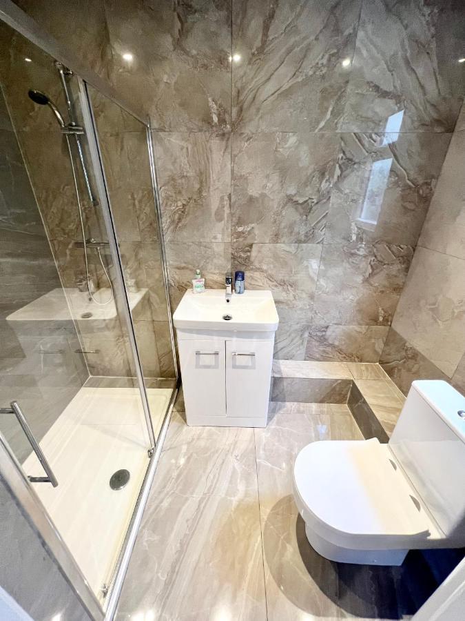 3 Cosy Homes Walking Distance To Mall With Parking Available To Book Separately 3 Bed House Or 1 Bed Apartment Or Studio Londres Exterior foto