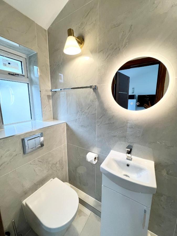 3 Cosy Homes Walking Distance To Mall With Parking Available To Book Separately 3 Bed House Or 1 Bed Apartment Or Studio Londres Exterior foto