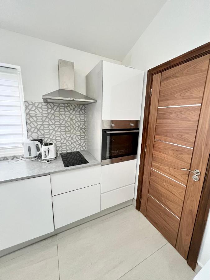 3 Cosy Homes Walking Distance To Mall With Parking Available To Book Separately 3 Bed House Or 1 Bed Apartment Or Studio Londres Exterior foto
